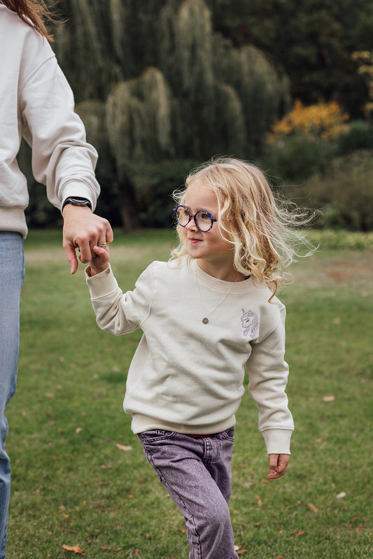 Kindertrui met lijntekening of handgeschreven tekst vanconcepts.be