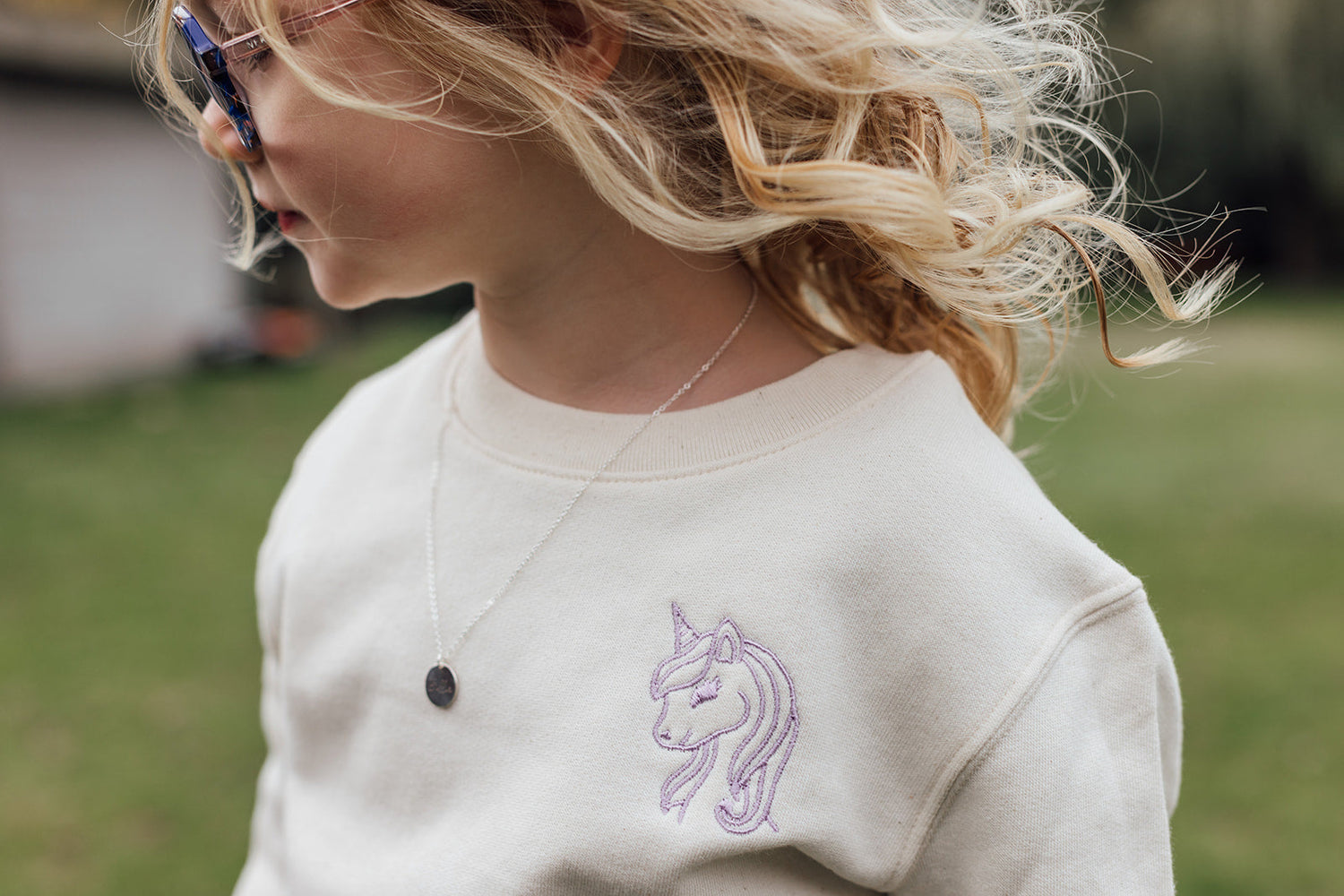 Kindertrui met lijntekening of handgeschreven tekst vanconcepts.be