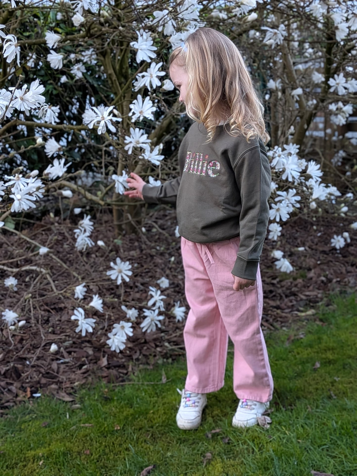 Kindertrui met bloementekst vanconcepts.be